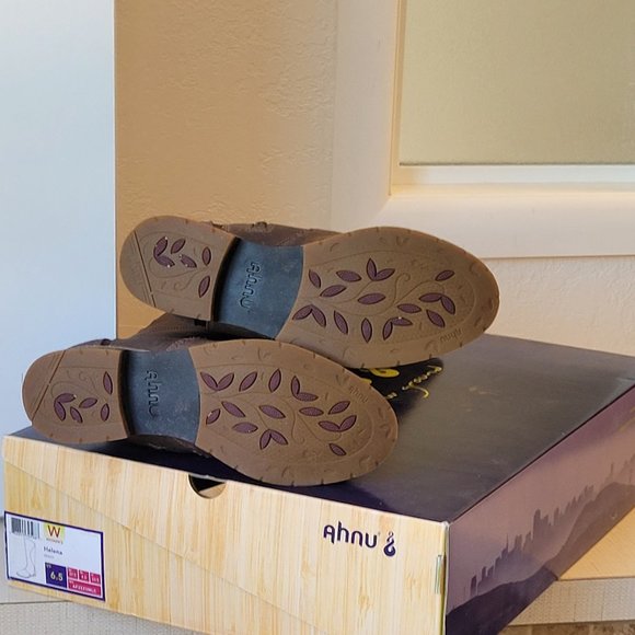 Just Reduced!!! NWT Womens AHNU Brown Leather Boots SZ 6.5 - Picture 4 of 5